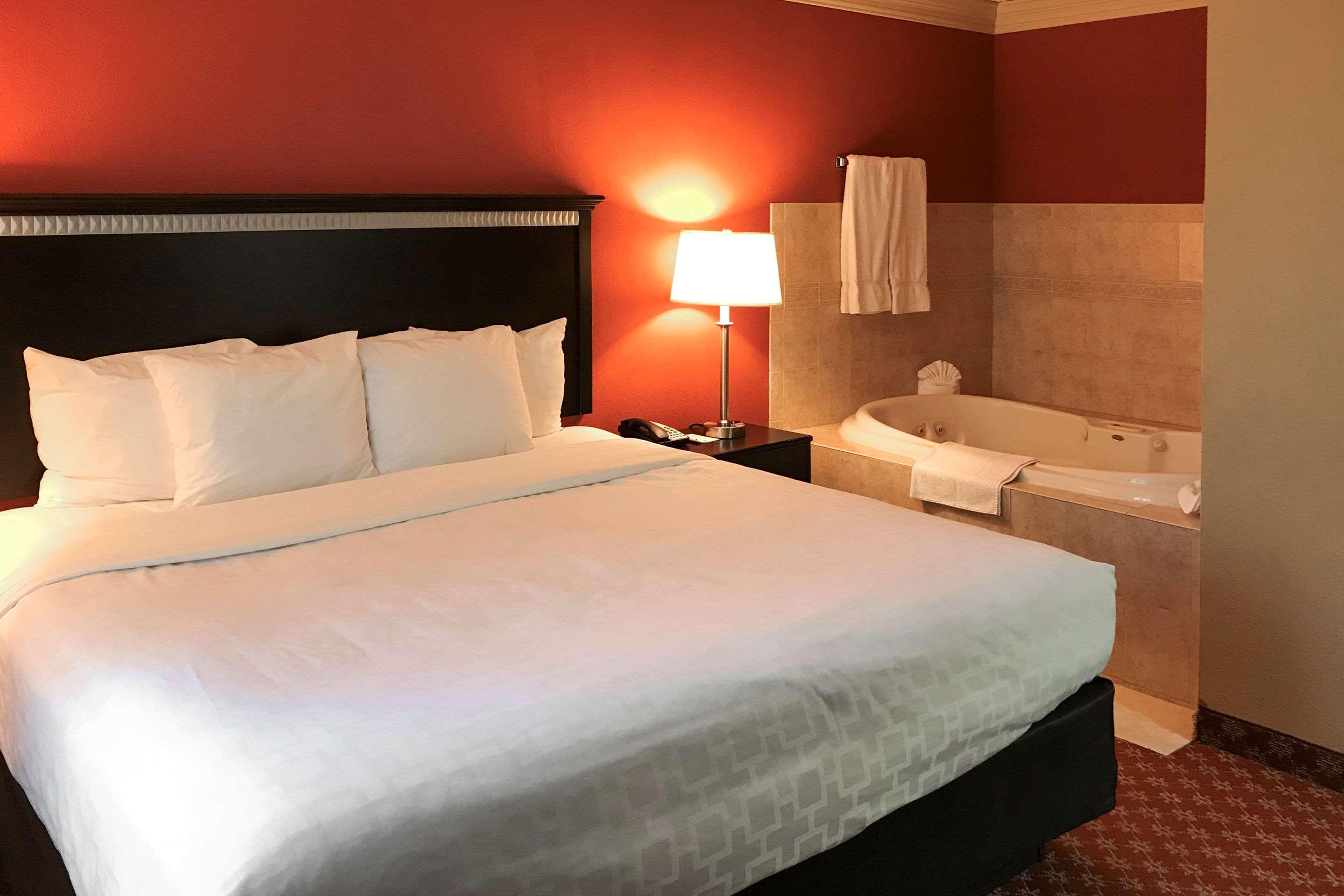 Clarion Hotel & Conference Center Томс-Рівер Екстер'єр фото