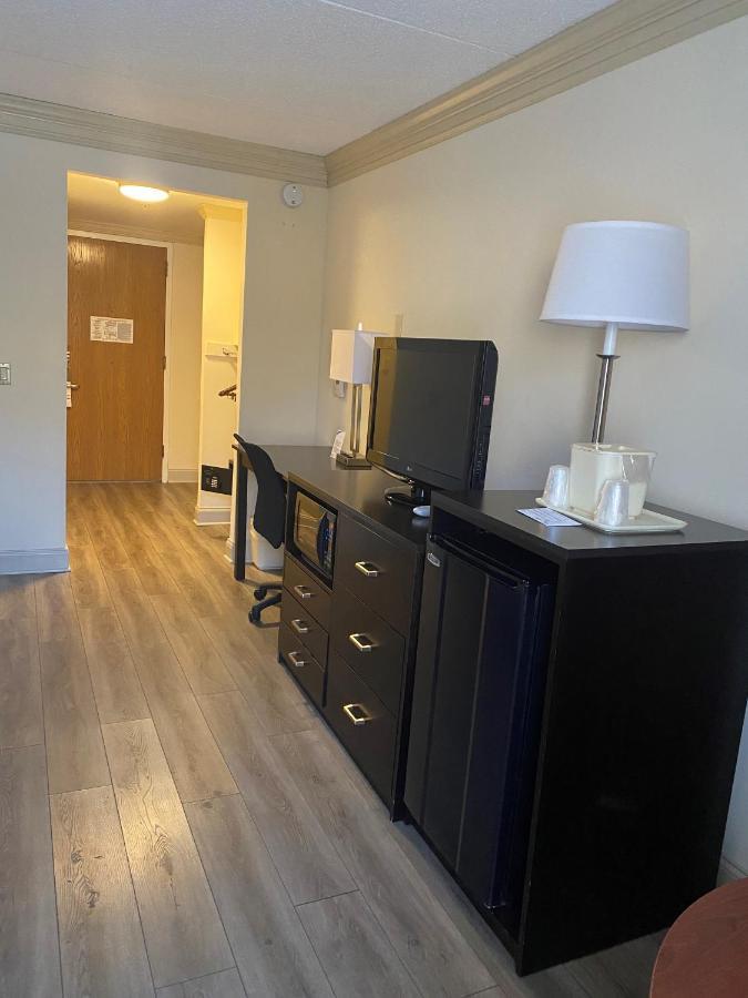 Clarion Hotel & Conference Center Томс-Рівер Екстер'єр фото